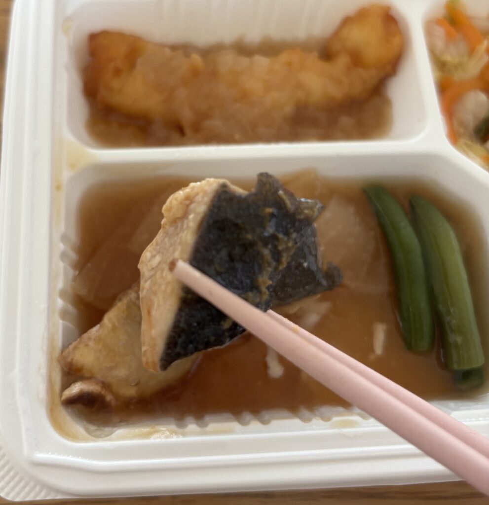 ぶり大根を箸で持ち上げたところ