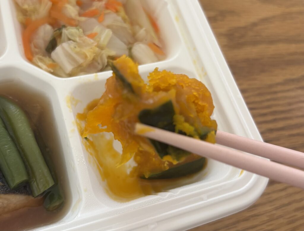 かぼちゃを箸で持ち上げたところ