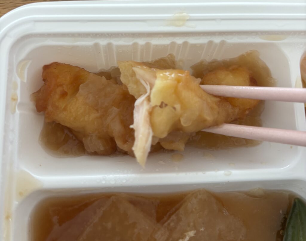 鳥の天ぷらを箸で持ち上げたところ