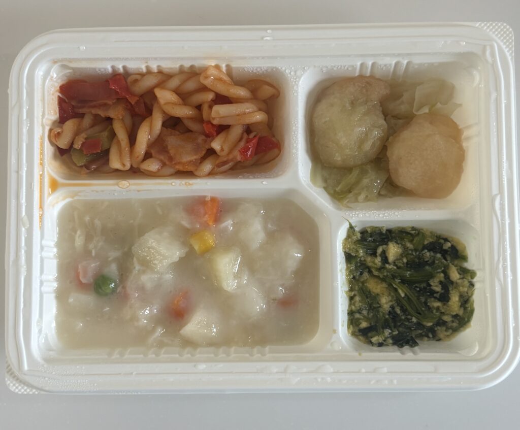 クリームシチューの入ったお弁当のトレー