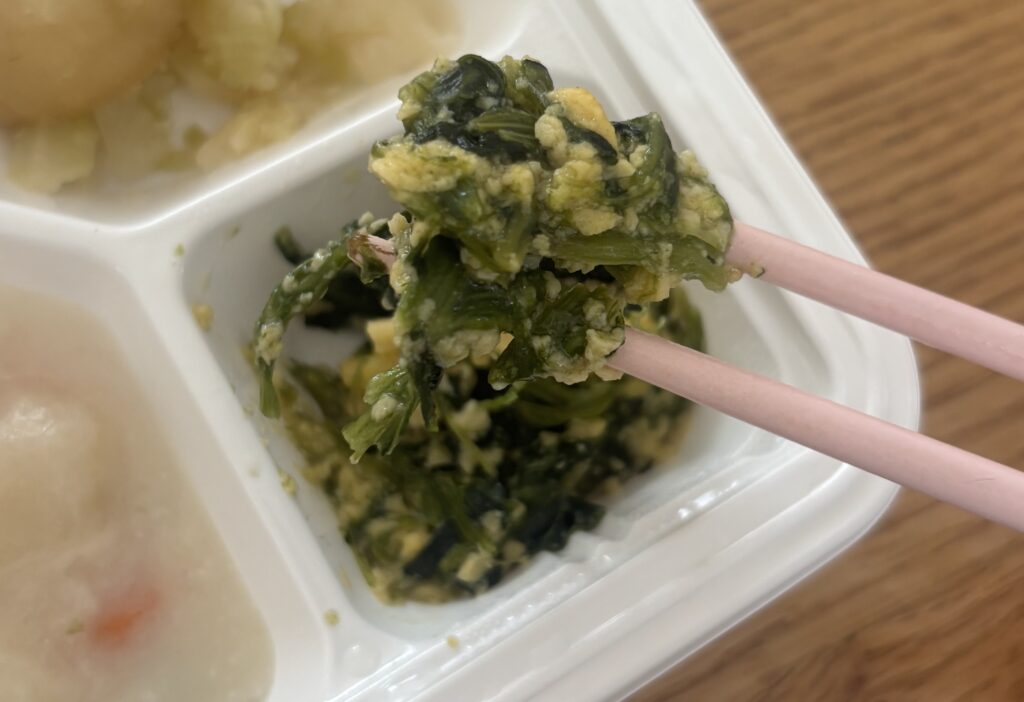 ほうれん草の菜種和えを箸で持ち上げたところ