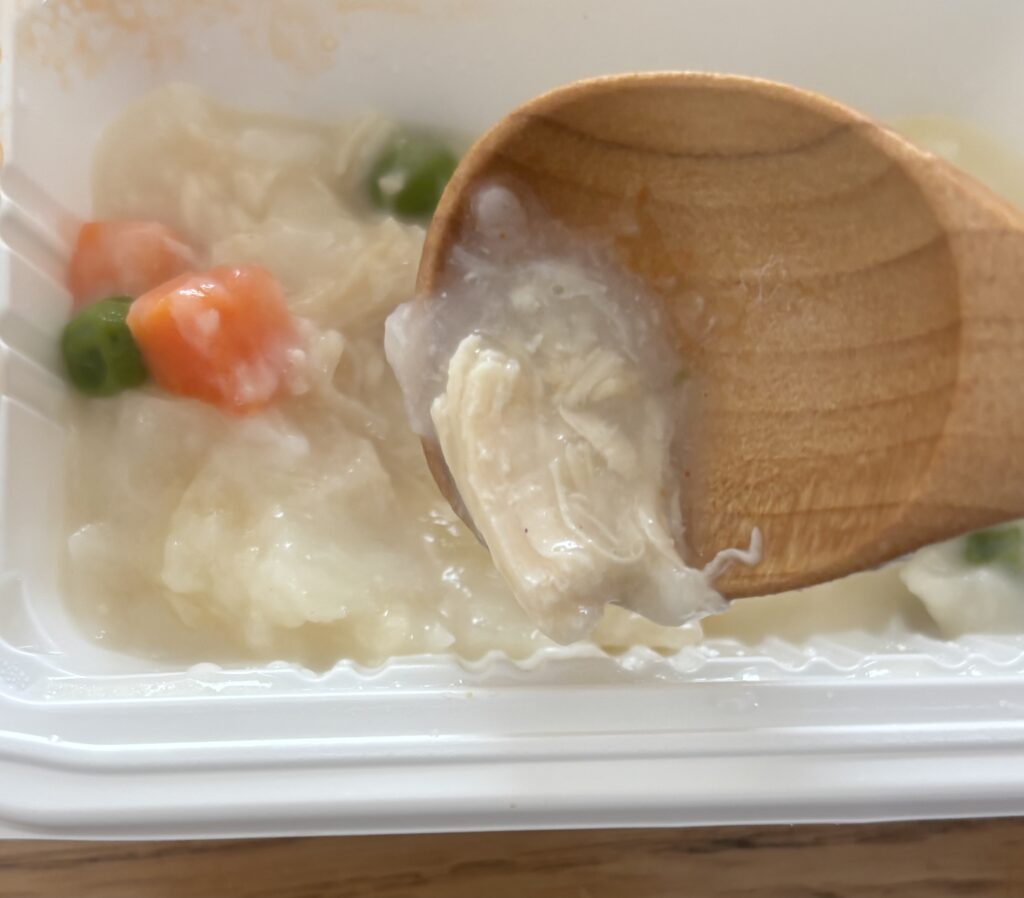 クリームシチューをスプーンで持ち上げたところ