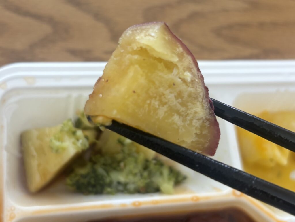 さつまいもを箸で持ち上げたところ