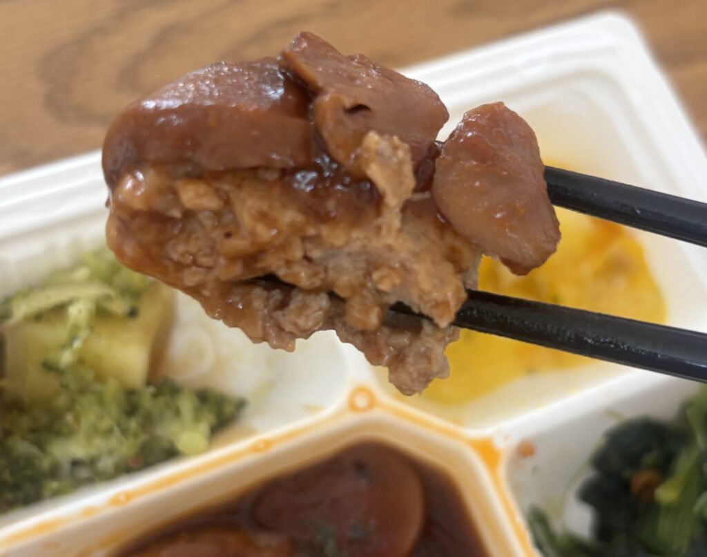 きのこハンバーグを箸で持ち上げたところ