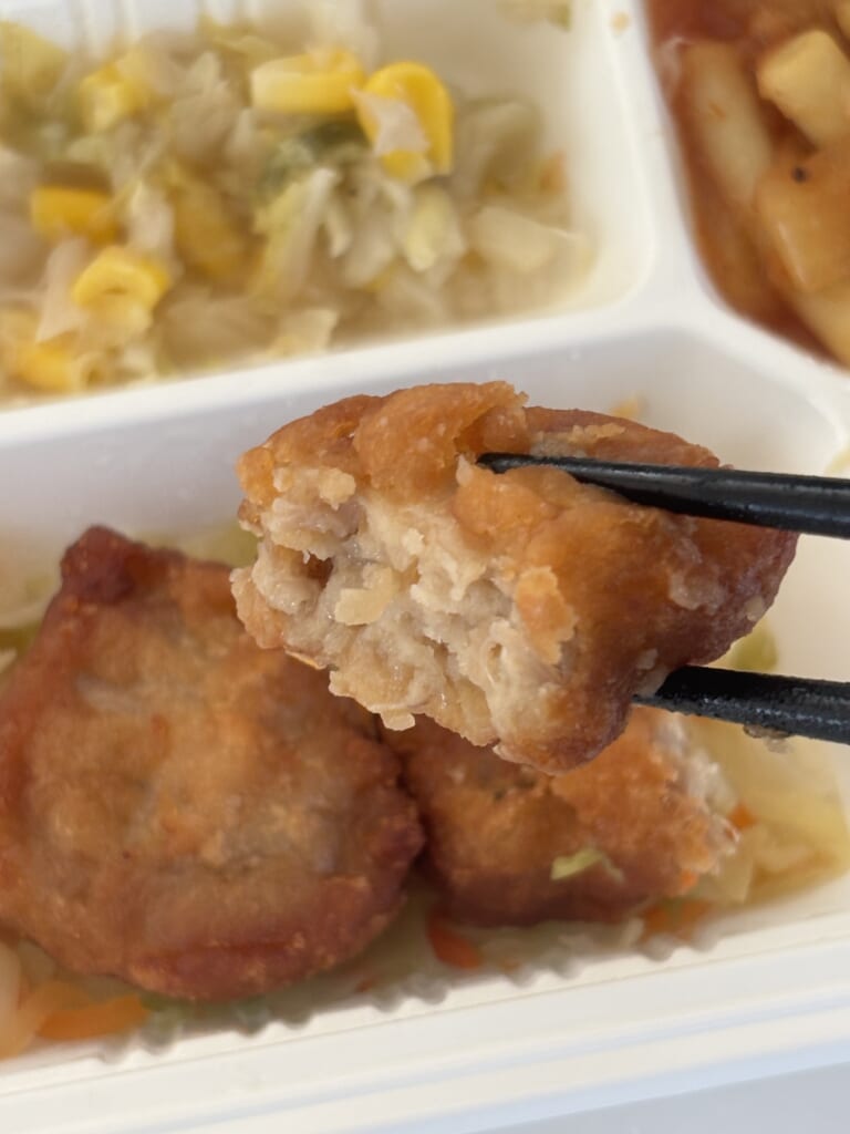 箸で割った若鶏の唐揚げ