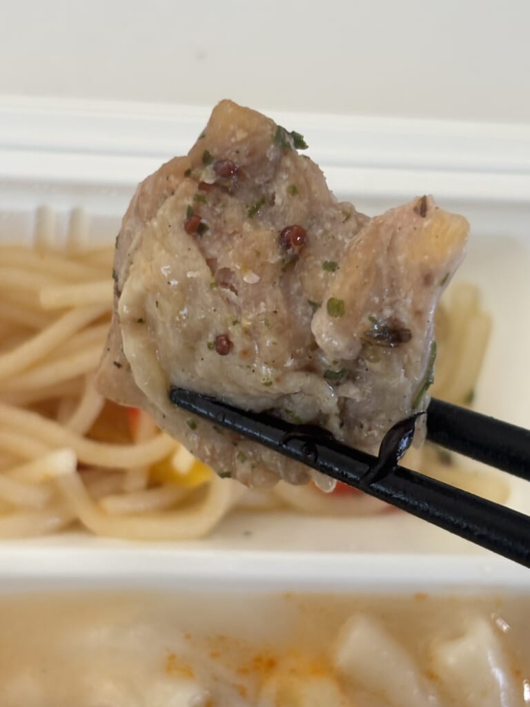 チキンを箸で持ち上げたところ