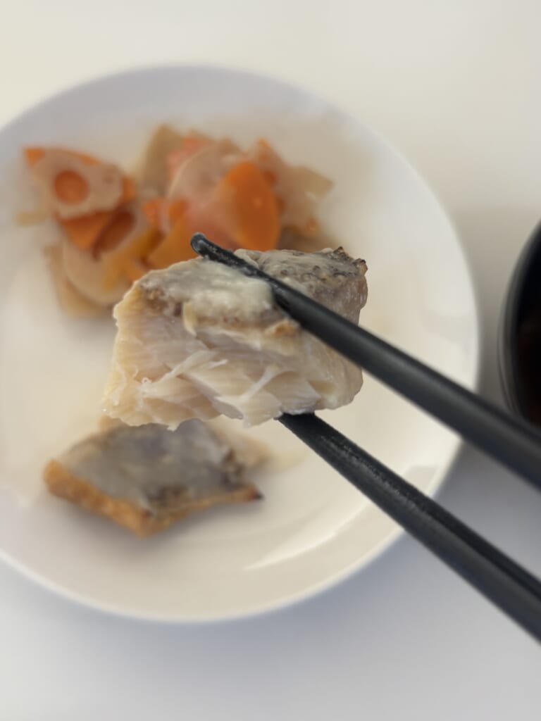 めばるを箸で持ち上げたところ