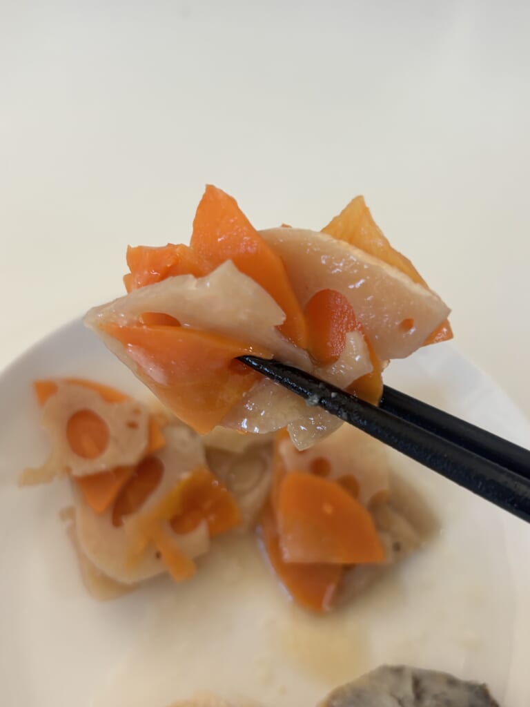 れんこんと人参を箸で持ち上げたところ