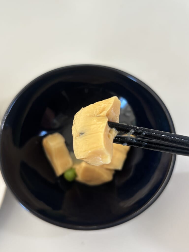 たけのこを箸で持ち上げたところ