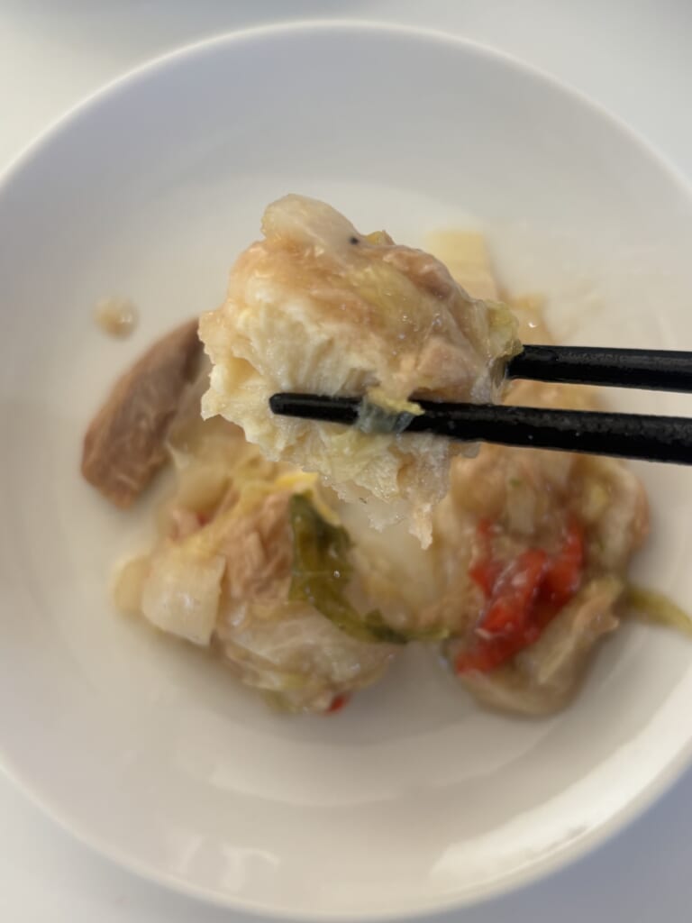 揚げ出し豆腐を箸で持ち上げたところ