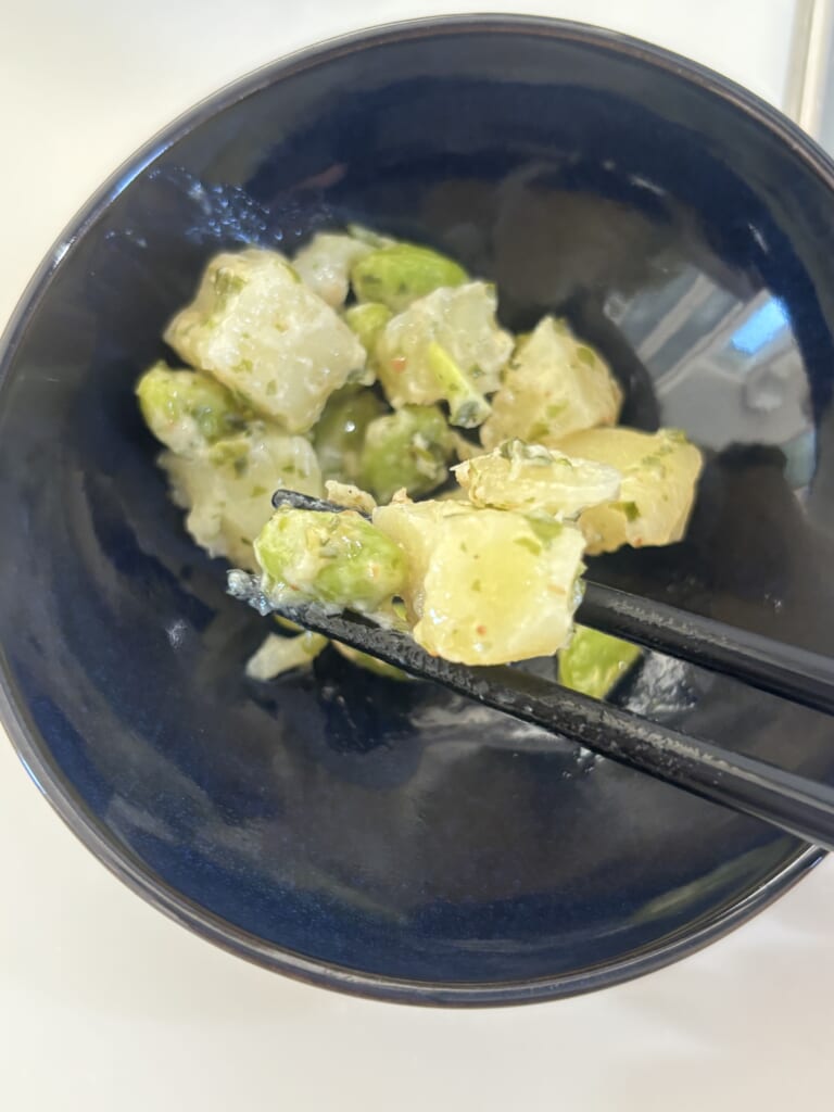 ポテトサラダを箸で持ち上げたところ