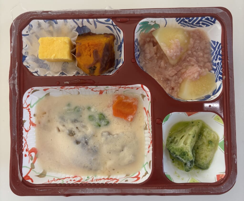 1食目のトレー全体
