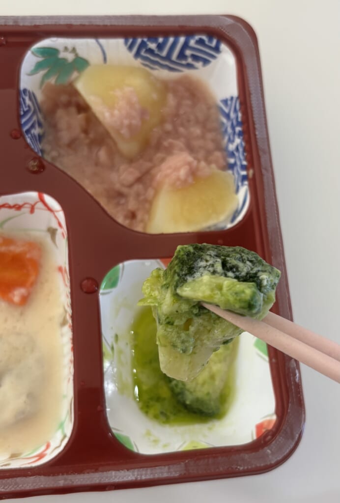 ブロッコリーを箸で持ち上げたところ