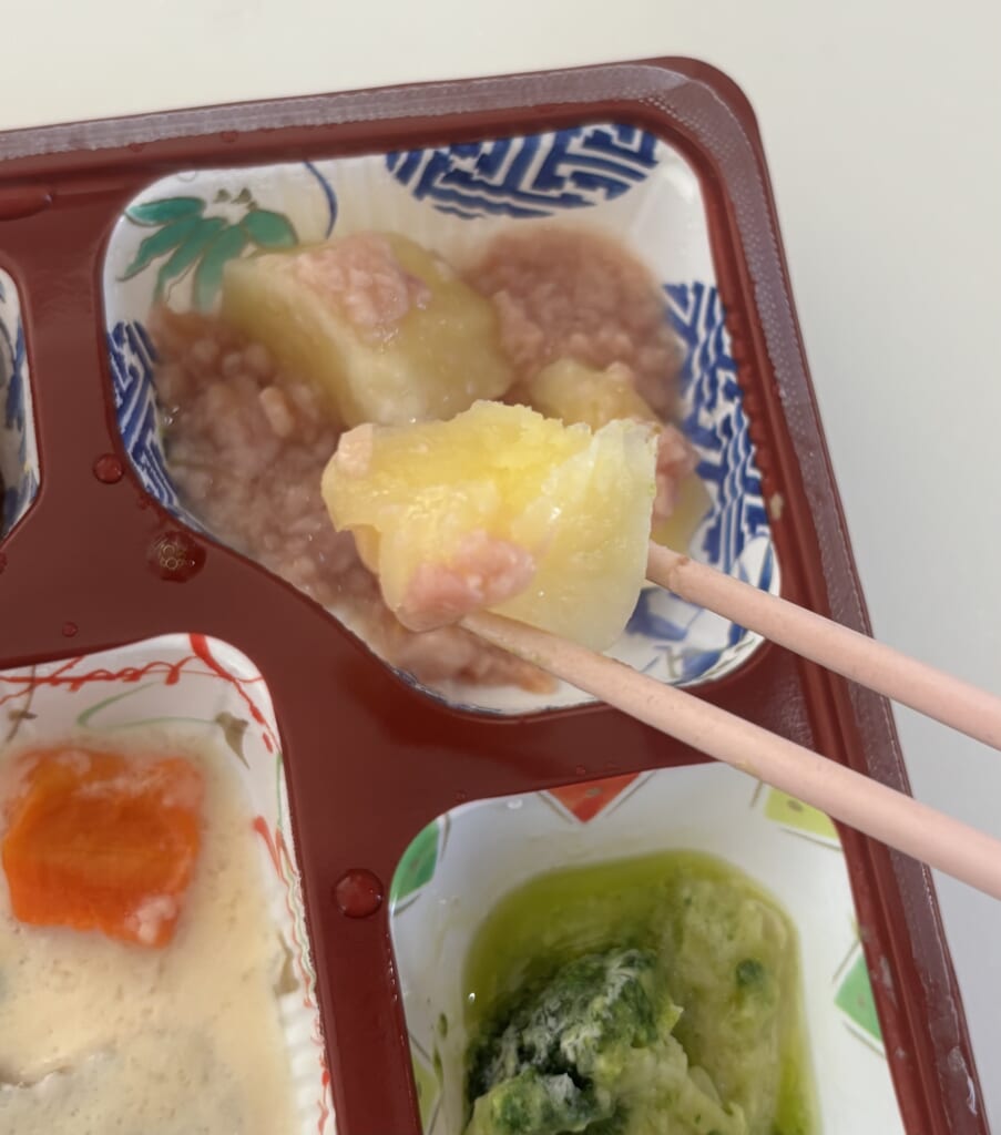 じゃがいもとハムを箸で持ち上げたところ