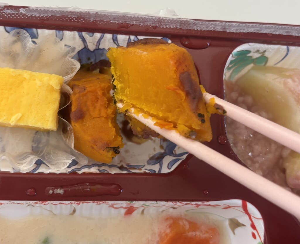 かぼちゃを箸で持ち上げたところ