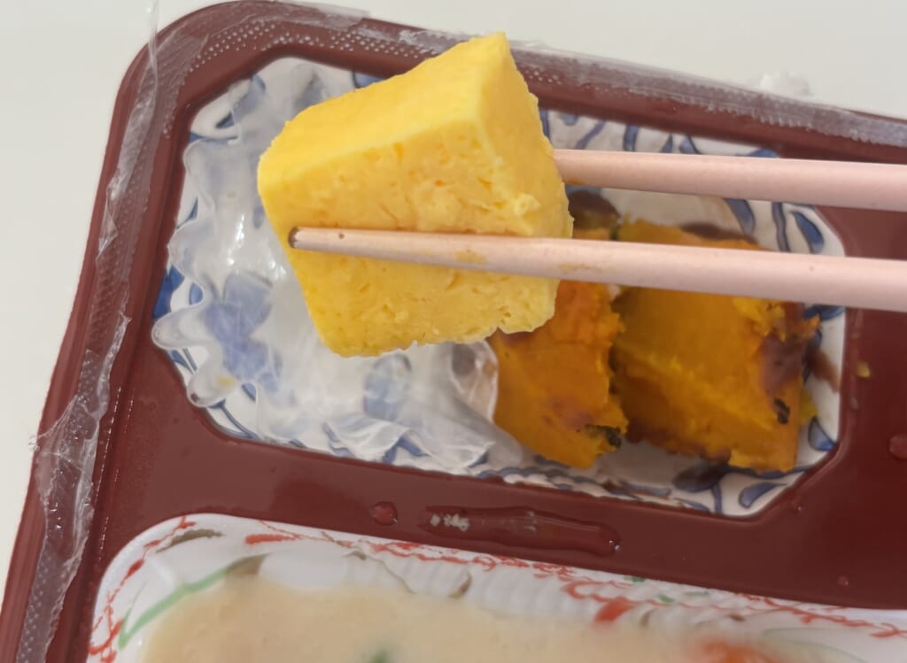 たまご焼きを箸で持ち上げたところ