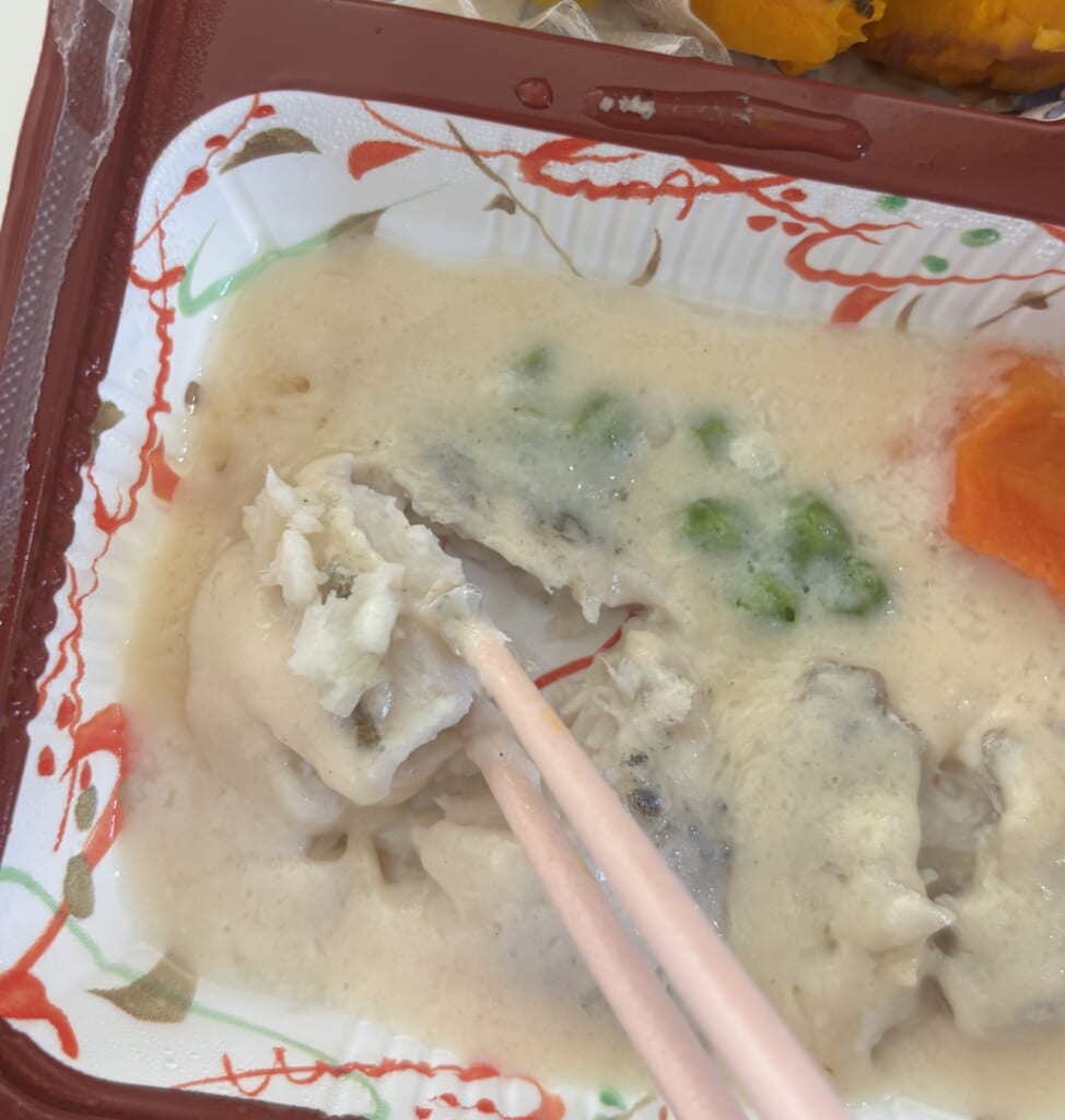 たらを箸で持ち上げたところ
