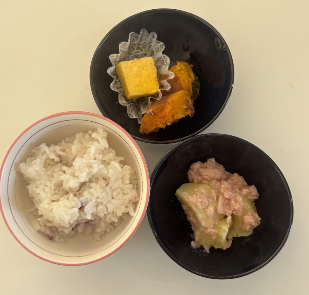 ご飯（雑穀米）と並べたところ